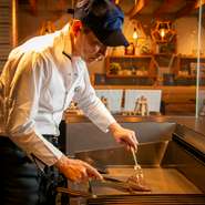 “より身近にお客さまを楽しませたい”という想いがお店の出発点。そのためレストランではなく食肉専門店の視点を大切にしているとか。接客もフレンドリーさを重視、オススメの食べ方の相談にも応じてくれます。