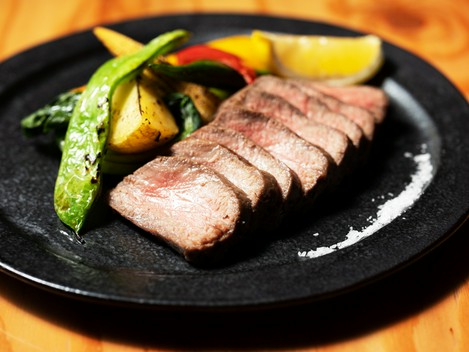 赤身肉のおいしさを贅沢に堪能『阿蘇あか牛の炭火焼きステーキ』