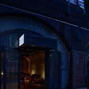 海外のバーにいるかのような洗練された空間。店内にはカウンター席を設けているので仕事終わりや休日のお出かけ帰りに立ち寄りやすく、1軒目はもちろん2軒目にもオススメです。