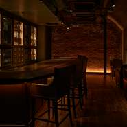 大切な人とゆったり語り合える、デートにふさわしいバー。流れる時間を優雅に感じながら、オリジナルモクテルを堪能。心地よい空間で特別なひとときを楽しむことができます。