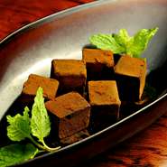 その豊かな味わいと滑らかな舌触りで、ドリンクとの相性が抜群。濃厚なチョコレートの甘さがドリンクの香りや風味を引き立て、贅沢な味わいのコンビネーションを生み出します。



