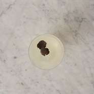 その爽やかで芳醇な味わいは、洋ナシのフレッシュな風味とトリュフの上品な深みが絶妙に調和しています。ノンアルコールのカクテルでありながらも、嗜好品としても楽しめる一杯。