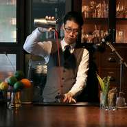 ゲストの好みや雰囲気を敏感に感じ取り、的確なサービスを提供。もちろんドリンクにおいても、丁寧で美しい仕上げにこだわり、目の前の一杯からおもてなしの心を伝えています。
