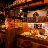 店内は気取らずにくつろげる雰囲気で、木をふんだんに使った内装はすべてスタッフの手づくり。あちこちに貼られた大正や昭和のポスターが、昔懐かしい風情を漂わせています。