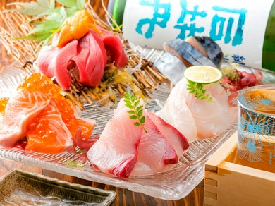 選び抜いた日本酒から個性派サワーまで、多彩なお酒が勢揃い