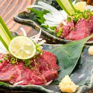 熊本産の馬肉のなかでも、柔らかく上質な肉だけを厳選。繊細なサシの入った霜降や旨みの濃い赤身をはじめ、カルビ、レバー、たてがみなど多彩な部位が味わえます。刺身のほか、珍しい『馬もつ煮込』も人気。