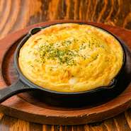 鉄板に入った玉子焼きの中に、トロトロのチーズがたっぷり。一般的な玉子焼きのイメージをくつがえすオリジナル料理で、ふわふわの食感が女性に人気です。溶けたチーズと柔らかい玉子が絶妙の組み合わせ。