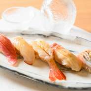 北海道産の季節の魚介類が味わえます。シャリには赤酢と米酢のブレンドを使い、赤酢の香りと米酢のまろやかさで魚介類の旨味を引き出しています。頬張ると、茨城県産コシヒカリがふわりとほどける食感が楽しめます。