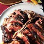 北海道産の赤身肉を豪快にじっくり炭火で焼き上げた「ビステッカ（イタリア発祥のビーフステーキ）」は食べ応えのある一品。炭の香り豊かなお肉をシンプルに「ゲランドの塩」で頂くのが通の食べ方。