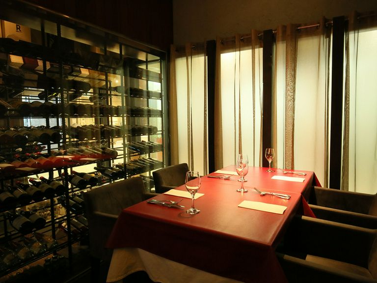 イタリア産を中心に約100種以上品揃えがあるワインセラーが圧巻