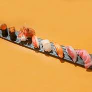 北海道帯広ならではの素材で心を込めて握られた寿司はどれも見た目に美しく絶品。旬の魚介を使用しているので、訪れるたびに繊細な季節の移ろいを感じられます。6貫盛り合わせも選択可能です。