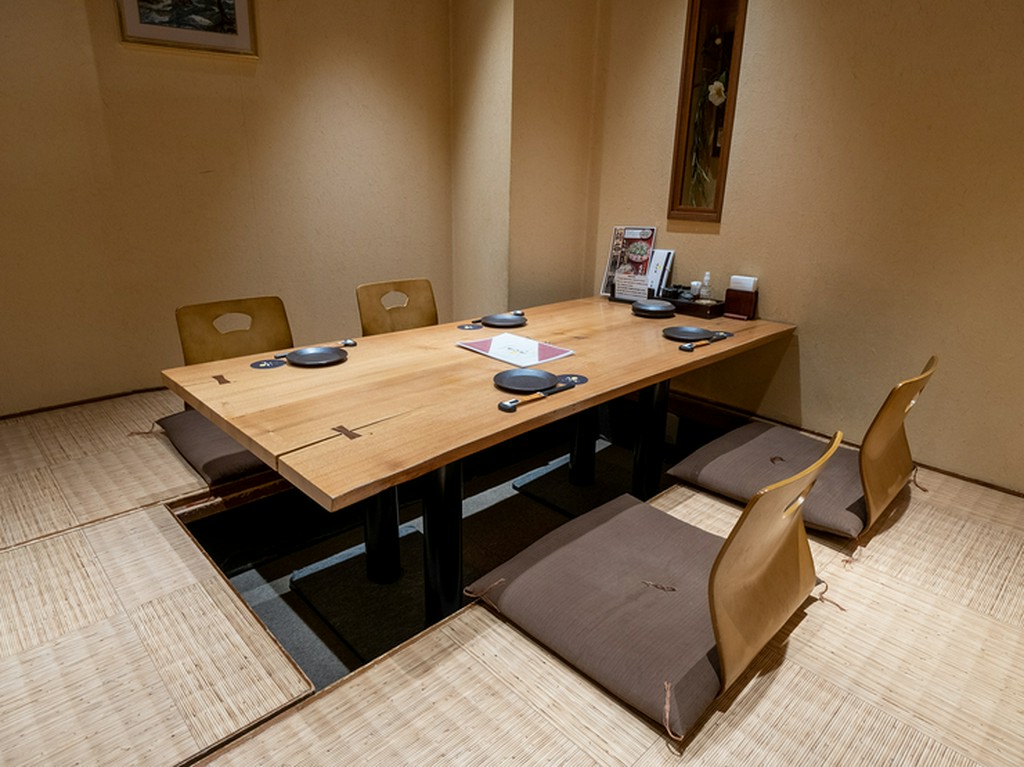 接待や親しい仲間との会食にも活躍する掘りごたつの個室空間