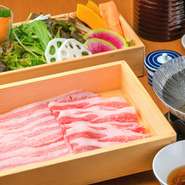 一人一鍋スタイルで楽しめる一番人気のしゃぶしゃぶ。『自家製カツオ出汁』や『薬膳火鍋出汁』など多彩なだしで楽しめます。