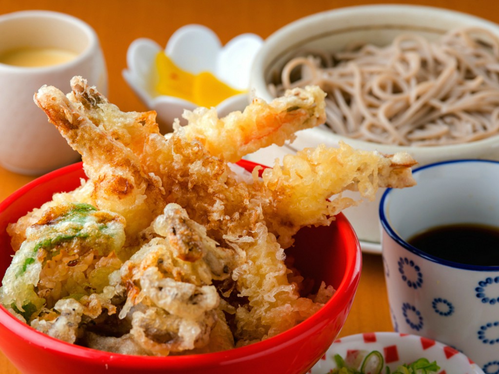 幅広い年齢層からの支持あり　道産食材をたっぷり味わえる『海老天丼と十勝新得そばお盆』