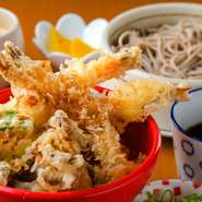 風味豊かで歯ごたえある食感が特徴の新得町名産「新得そば」と、揚げたての大海老が4本も盛られたボリューミーな海老天丼がセットになったメニュー。お手ごろ価格で道産食材をたっぷり味わえます。