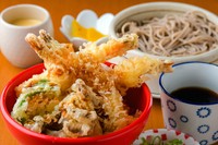 幅広い年齢層からの支持あり　道産食材をたっぷり味わえる『海老天丼と十勝新得そばお盆』