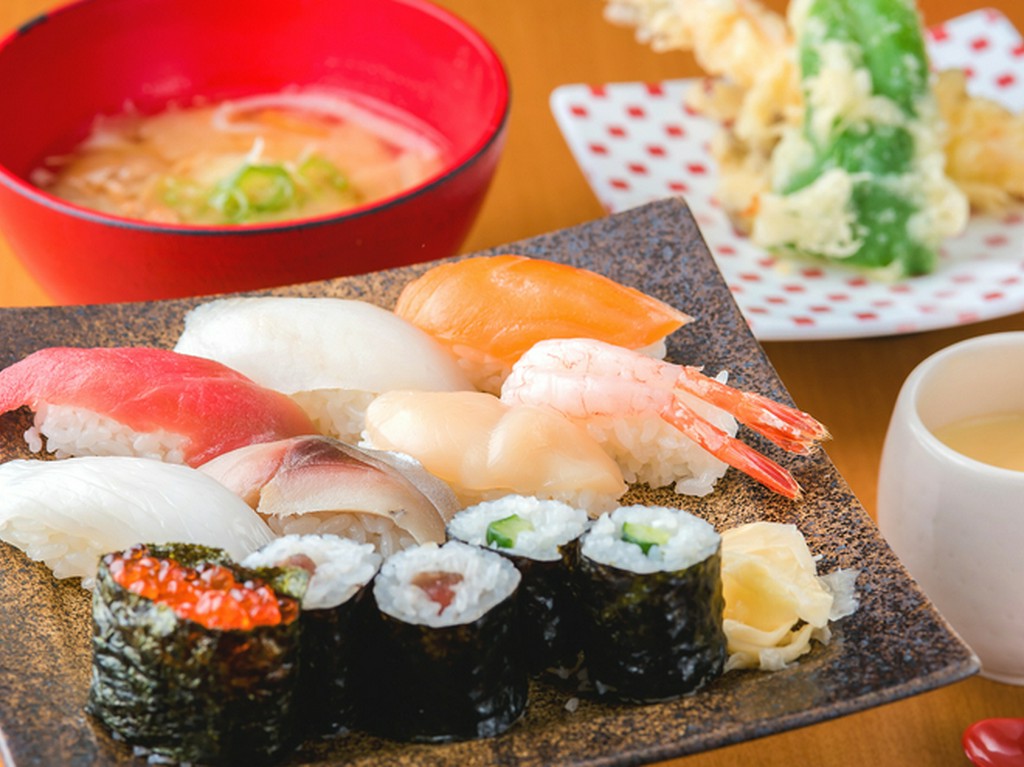 人気ランチ　寿司・天ぷらどちらも食べたい方におすすめのよくばりメニュー『お寿司盛りお盆』