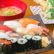 マグロ・サーモンなど定番の寿司ネタ8貫と、天ぷら2種・野菜豚汁・茶碗蒸しがセットになった盛りだくさんのメニュー。幅広い年齢層から支持のある人気ランチです。デパートの買い物で一息つきたい時にご賞味あれ。