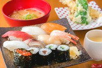人気ランチ　寿司・天ぷらどちらも食べたい方におすすめのよくばりメニュー『お寿司盛りお盆』
