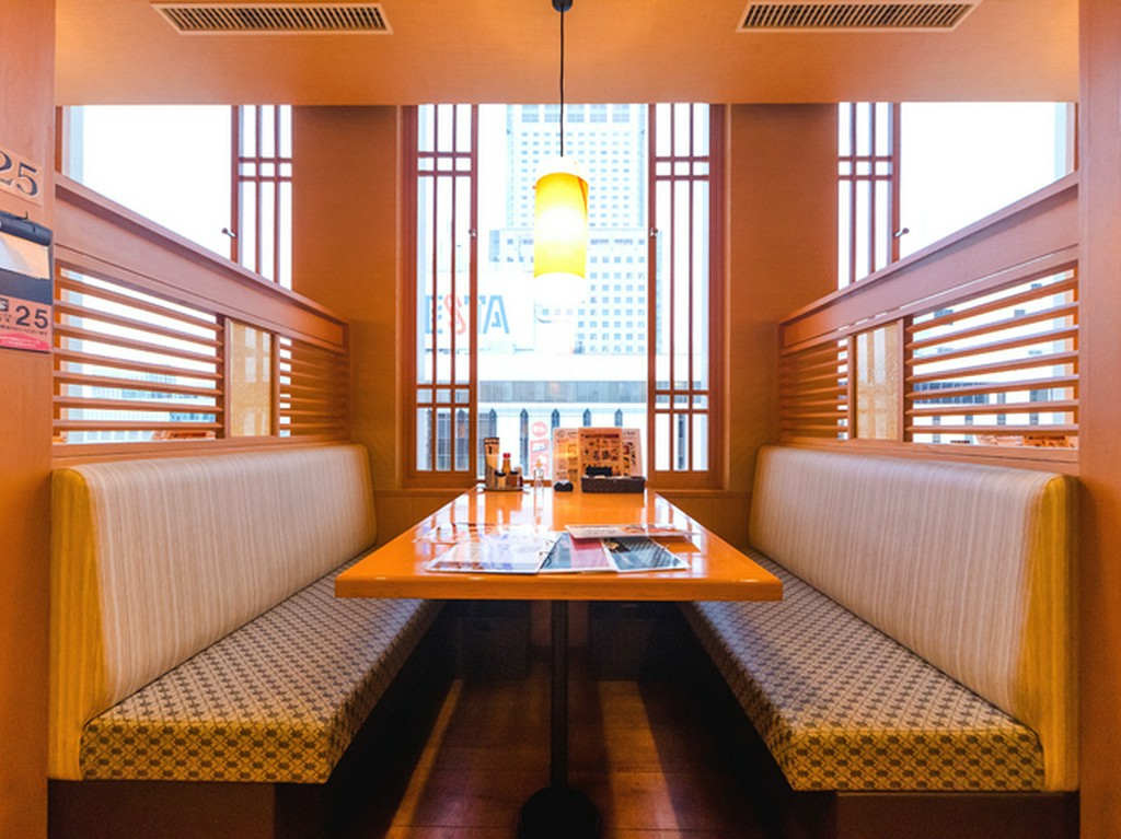 夜景を展望できるゆったりしたソファーのボックス席