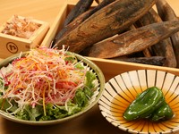 見た目にも美しく彩り豊かな、北海道市場仕入れの新鮮野菜が味わえる『本鰹節　彩サラダ』