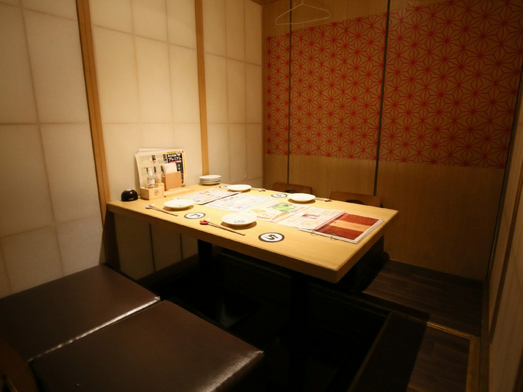 店内は木を基調とした温かみのある雰囲気