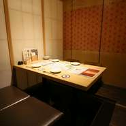 店内は木を基調とした温かみのある雰囲気