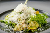 シャキッとした食感が特徴的！『十勝産マッシュルームとマンチェゴチーズのサラダ』