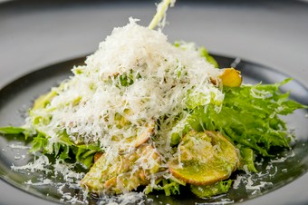 シャキッとした食感が特徴的！『十勝産マッシュルームとマンチェゴチーズのサラダ』