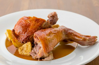 日本ではかなり珍しい！『スペイン産乳飲み仔豚のロースト』