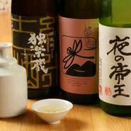 【酒と肴　類】で提供されるのは、薫り高く旨みの強い、料理に寄り添う日本酒。山陰地方や九州の銘柄を中心に、あらばしり、冷酒、熟成酒など多彩な日本酒を取り揃え。日本酒好きこそ訪れたい一軒です。
