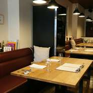 横並びでご利用いただけるテーブル席でお料理と会話もお愉しみくださいませ。