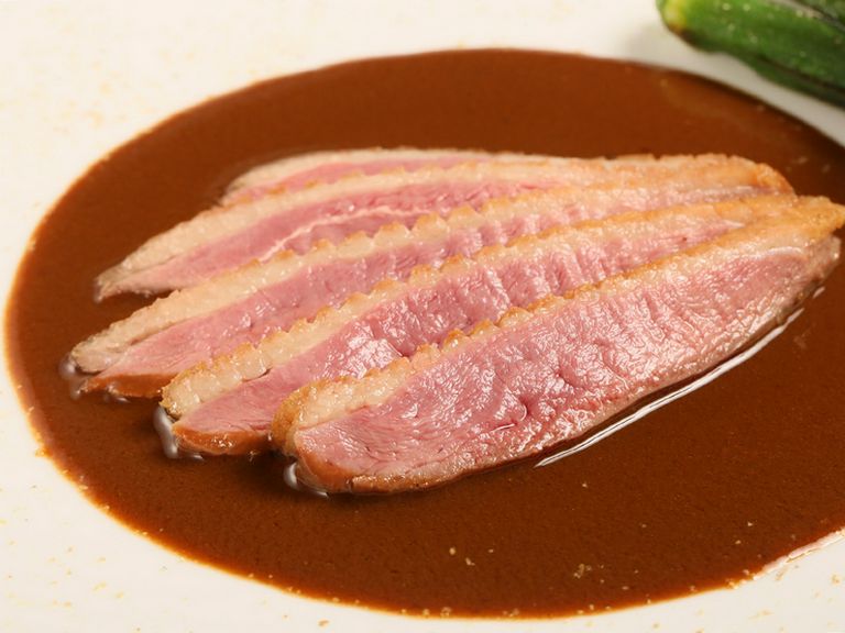 鴨一羽ぶんを丸ごと味わえる『鴨のサルミ』