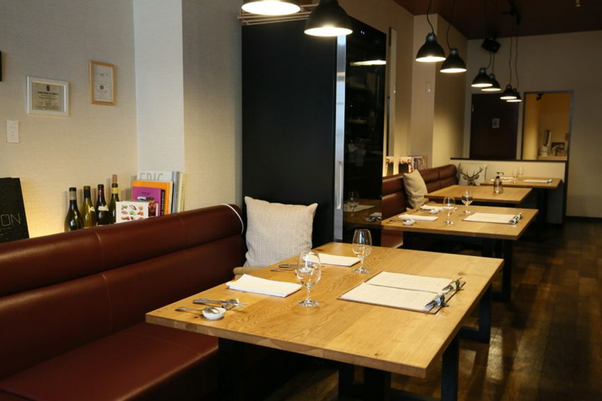 気の置けない友人と語り合い味わう