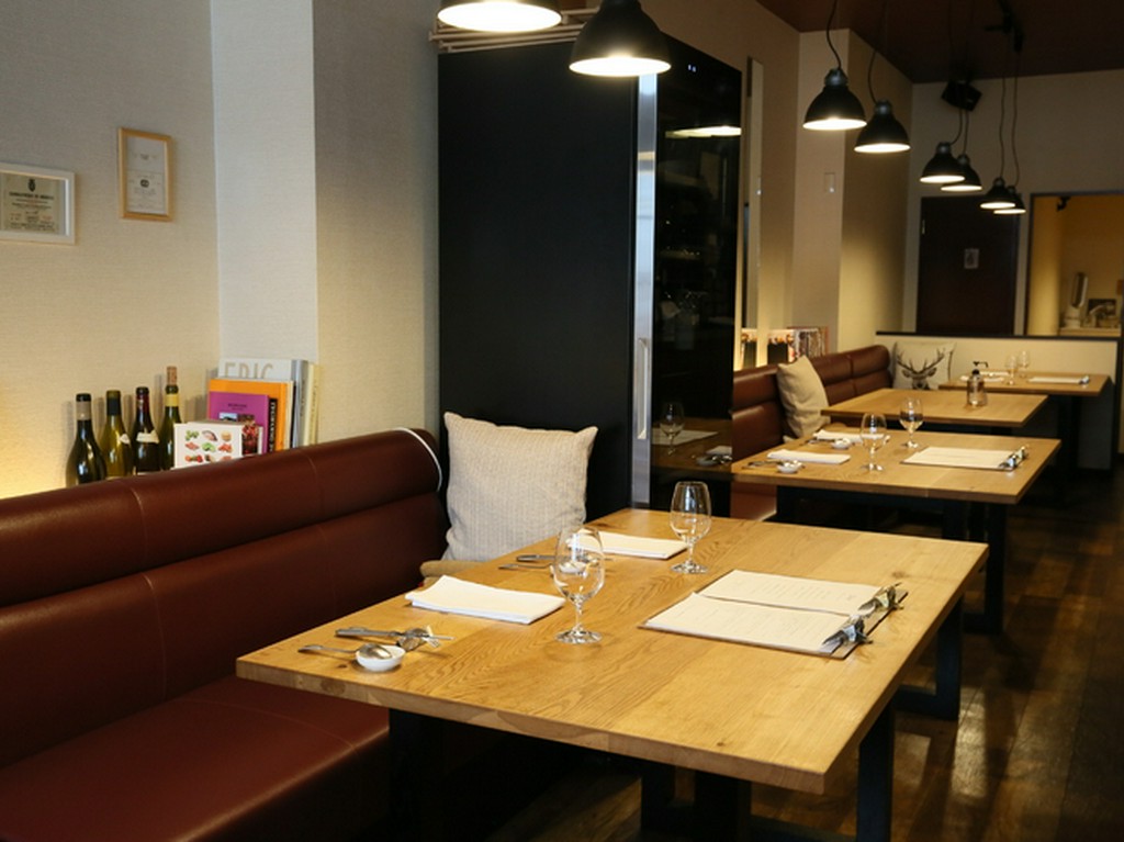 気の置けない友人と語り合い味わう