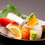 県内に限らず、日本各地から取り寄せた鮮魚を5種ほど盛り合わせ。旬の魚を楽しめます。日によって、アカジンミーバイ(ハタ科)など沖縄でしか食べられない珍しい魚も…？