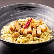 ラフテーは自家製のものを使用。独自のタレは泡盛を入れることにより深みのある味わいとなっています。沖縄生そばは、通常のパスタよりもちもちしていて、うどんのに近い弾力のある食感です。