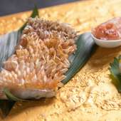身がやわらかくて味が良い高級魚・甘鯛の代表的な料理。うろこのパリパリ食感が楽しい『甘鯛松笠焼き』