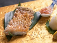 身がやわらかくて味が良い高級魚・甘鯛の代表的な料理。うろこのパリパリ食感が楽しい『甘鯛松笠焼き』