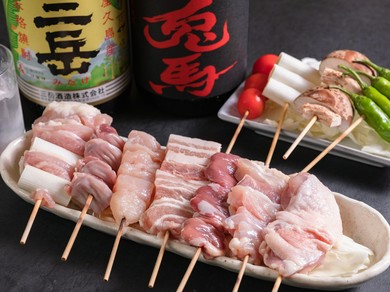 やんばる若鳥を備長炭で香ばしく仕上げる『串焼き盛り合わせ』