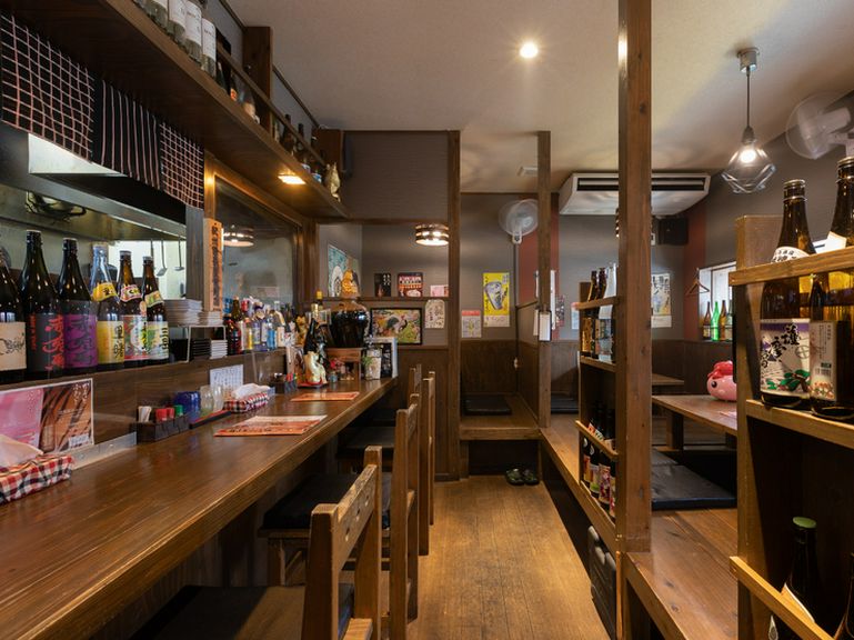 木質の床とテーブルや椅子が温かみのある居心地のよい店内