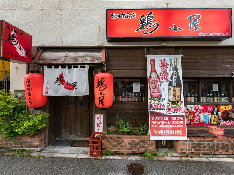 「安里」駅より徒歩10分。お店は赤い看板と提灯が目印