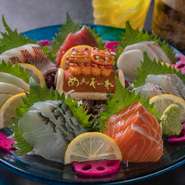 ネタはすべて沖縄で獲れる魚を使用。「アカマチ」や「ブダイ」など、沖縄ならではの魚がいただけます。醤油は店舗オリジナルブレンド。甘めなのが特徴で、刺身と合う絶妙な味わいを体感できます。