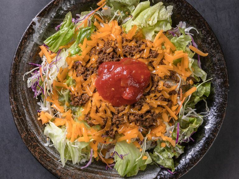 オリジナルミンチと自家製サルサソースが人気の秘密! 進化し続けるお店こだわりの『タコライス』