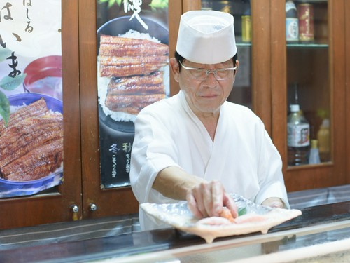 店主は京都や東京の日本料理店で腕をふるったベテランの料理人