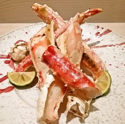 素材の旨みが凝縮された「焼きタラバ蟹」