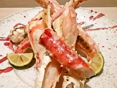 素材の旨みが凝縮された「焼きタラバ蟹」