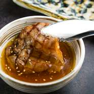 京都の焼肉店で10年のキャリアを重ねた料理人。焼き上げた後「洗いダレ」に漬け、油を落として食す「京焼肉」の技法を修得。山形の地で京都の本格焼肉を満喫できます。