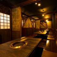 和モダンの落ち着いた空間が特徴的な店内。個室席は扉を外し、繋げて使用することも可能です。区切られているゾーンごとに貸し切りで利用することもでき、各種宴会に活躍してくれることでしょう。