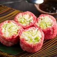 ポン酢のジュレと併せていただく、『焼きしゃぶ葱巻き』は葱好きにはたまらないひと品。ジューシーなお肉と葱の食感、味わいのハーモニーを堪能できる一品です。